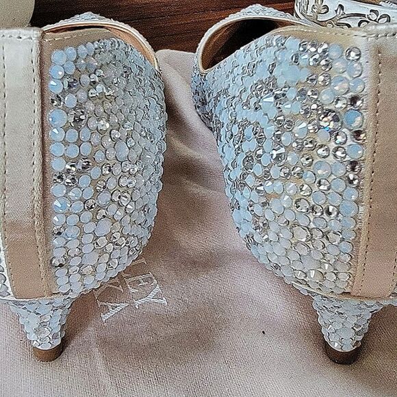 #NEW #Badgley Mischka Madison Kitten Heel Ivory Satin Gem #Pumps Sz 8.5M w Pouch - Picture 10 of 12